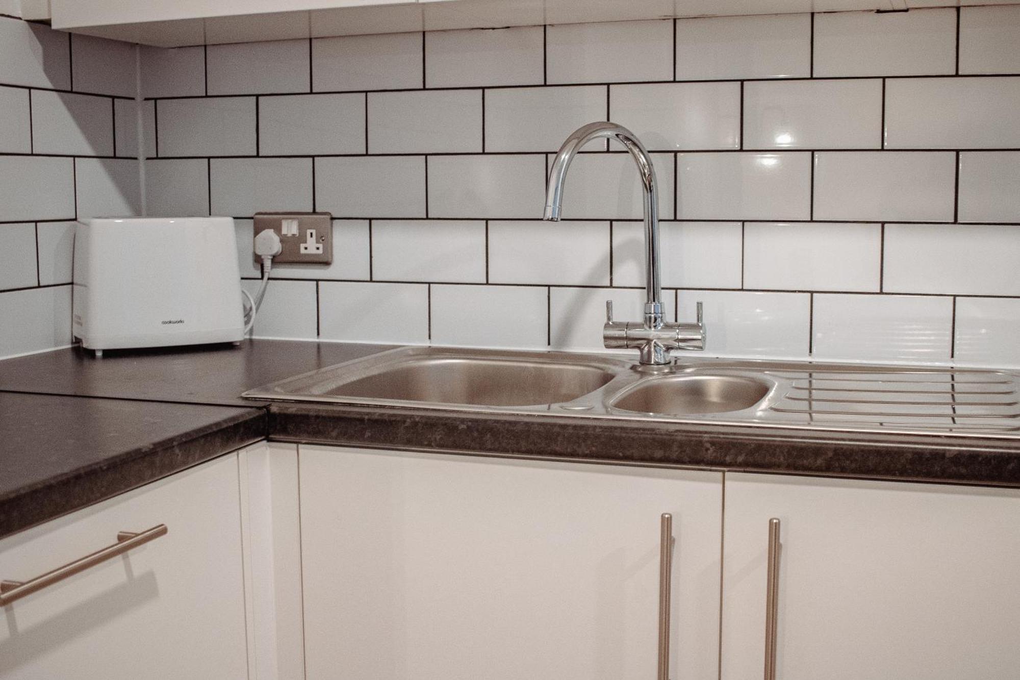 Central & Spacious, Sleeps 8, Perfect For Groups Leeds  Bagian luar foto